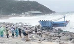 Thuê thợ lặn giỏi hỗ trợ ngư dân trục vớt tàu thuyền bị chìm do sóng đánh