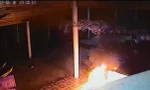 Nhà dân bất ngờ phát nổ, bốc cháy giữa đêm nghi bị ném 'bom xăng'
