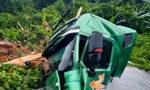 Đường độc đạo từ Lào về bị sạt lở, nhiều phương tiện bị vùi lấp, có người mất tích