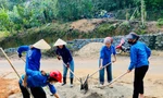 Thanh niên miền núi thắp sáng làng quê