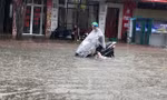 Mưa kéo dài nhiều giờ, thành phố Hà Tĩnh ngập nặng