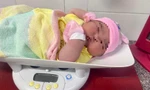 Bé gái sơ sinh chào đời với cân nặng 'khủng' 6kg