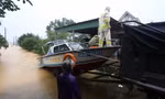 Mưa lũ Hà Tĩnh khiến nhiều vùng bị cô lập, 3 người chết và mất tích
