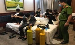 Chủ khách sạn bị phạt tiền vì cho nhóm thanh niên thuê phòng hút 'bóng cười'