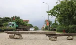 Đường xuống cấp, dân rải đá chắn gỗ ngăn ô tô chạy nhanh
