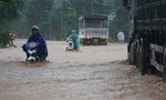 Nước lũ cuồn cuộn trên quốc lộ, xe chết máy hàng loạt