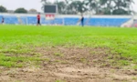 Cận cảnh mặt sân bóng Hà Tĩnh bong tróc, cỏ mọc không đồng đều