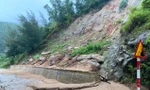 Tuyến đường ven biển Hà Tĩnh bị sạt lở, di dời 13 hộ dân