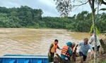 Giải cứu người đàn ông mắc kẹt trong lũ
