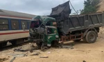 Tài xế xe tải mắc kẹt trong cabin sau va chạm với tàu hoả