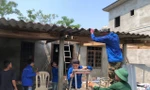 Lốc xoáy cuốn bay nhiều mái nhà, trường mầm non hư hỏng nặng