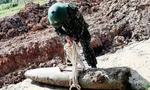 Đào đất cải tạo giếng phát hiện bom còn nguyên kíp nổ