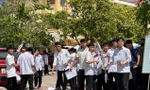 Thí sinh ngất xỉu giữa sân trường sau giờ thi Ngữ văn tại TP Hà Tĩnh