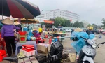 Nhếch nhác trước cổng bệnh viện: Đề xuất xây dựng chợ tạm?