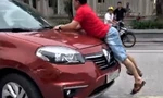 Xôn xao clip người đàn ông bám nắp capo trên chiếc xe đang chạy