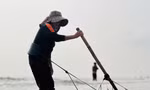 'Lộc biển' dạt trắng bờ biển, ngư dân cào ốc ngày kiếm tiền triệu