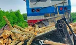 Xe tải chở keo bị tàu hoả đâm biến dạng