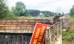 Đường gần 11 tỷ đồng ở Hà Tĩnh thi công dang dở, sắt thép nằm chỏng chơ