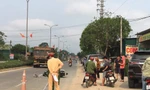 Đôi vợ chồng nguy kịch sau va chạm giữa xe máy với ô tô tải