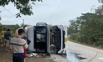 Xe đầu kéo mất lái lật giữa đường, quốc lộ ùn tắc nhiều giờ