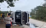 Xe đầu kéo mất lái lật giữa đường, quốc lộ ùn tắc nhiều giờ