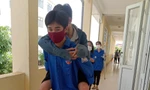 Xúc động hình ảnh tình nguyện viên cõng thí sinh đến tận phòng thi