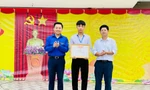 Trao tặng giấy khen nam sinh dũng cảm cứu người bị nước lũ cuốn trôi