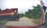 Thót tim cảnh gác chắn tự động mở lên khi tàu hoả chuẩn bị đi qua