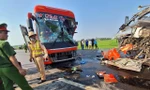 Hà Tĩnh: Xe khách chở 38 người đâm trực diện với ô tô đầu kéo