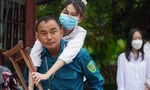 Xúc động, bố cõng con gái đi thi