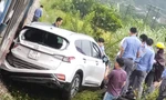 Ô tô chở 5 người bị tàu hoả tông lao xuống ruộng, đầu xe nát bét