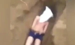 Kinh hoàng clip nam thanh niên bị nhóm người tra tấn, vùi đất chôn sống