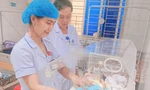 Phát hiện bé sơ sinh bị bỏ rơi trong bao tải ở ngoài bờ ruộng