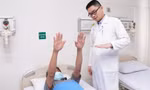 Dùng keo sinh học, cứu bệnh nhân ngoại quốc bị liệt vì bệnh hiếm gặp