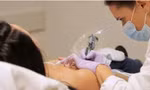 Hoại tử hết bầu ngực sau khi xăm làm hồng nhũ hoa ở Spa