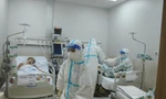 Nhân viên y tế 'chạy sô' vắt kiệt sức chống dịch