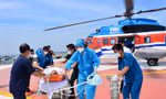 Trực thăng vượt biển cứu ngư dân biến chứng viêm phổi nguy kịch