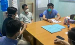 Bác sĩ trong tâm dịch nghẹn lòng nghe con hỏi 'khi nào ba mẹ về'
