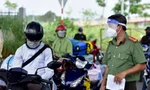Công an TPHCM phát hiện 63 F0 'lang thang', xử phạt người ra đường 17 tỷ đồng 