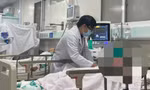 Uống rượu pha từ cồn rửa tay, nhiều người ở TPHCM nhập viện