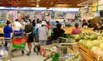 Người dân ùn ùn mua sắm, TPHCM kêu gọi không thu gom hàng hoá 