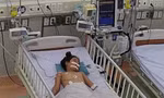 Bé gái nguy kịch vì bị rắn độc cắn nhưng lại nhờ thày lang 'hút nọc độc'