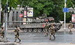 Các tay súng Wagner trên đường phố Rostov-on-Don ngày 24/6. (Ảnh: Reuters)
