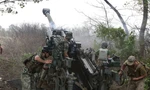 Lính Ukraine bắn pháo M777 ở vùng Kharkov, đông bắc Ukraine. (Ảnh: Getty)