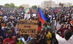 Đám đông tuần hành ở thủ đô Niamey sau đảo chính, giương khẩu hiệu ca ngợi Tổng thống Nga Putin và đả đảo Pháp ngày 30/7. (Ảnh: AP) 