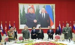 Bức ảnh cỡ lớn chụp khoảnh khắc Chủ tịch Triều Tiên Kim Jong Un và Tổng thống Nga Vladimir Putin gặp nhau năm 2019. (Ảnh: KCNA)