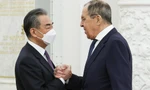 Ngoại trưởng Nga Sergei Lavrov tiếp nhà ngoại giao hàng đầu Trung Quốc Vương Nghị tại Điện Kremlin trước khi ông Tập thăm Mátxcơva. (Tass)