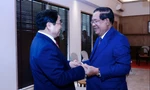 Thủ tướng Phạm Minh Chính và Thủ tướng Campuchia Hun Sen gặp nhau tại Indonesia. (Ảnh: TTXVN)