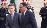 Tổng thống Pháp Emmanuel Macron (trái) trong một dịp gặp Tổng thống Niger Mohammed Bazoum trước khi xảy ra đảo chính. (Ảnh: AP)