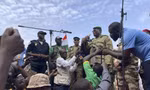 Mohamed Toumba, một thành viên trong nhóm đảo chính Niger, phát biểu với những người ủng hộ ở thủ đô Niamey ngày 6/8. (Ảnh: AP)